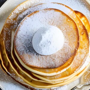 Ein Stapel Pfannkuchen mit Puderzucker.