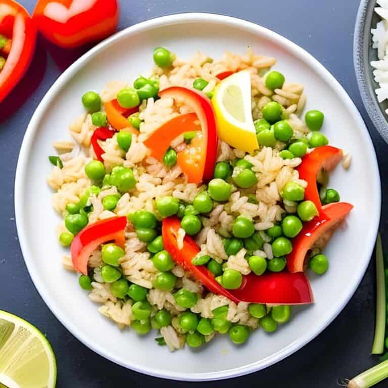 Ein Teller mit gebratenem Reis mit Gemüse.