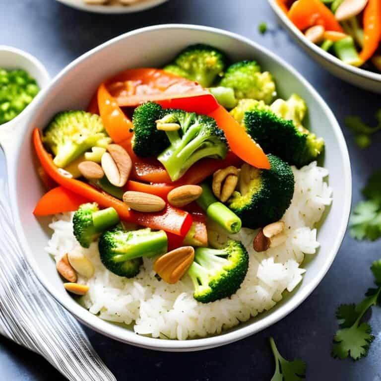Eine weisse Schale mit dem Gericht: Gemüsepfanne mit Reis.