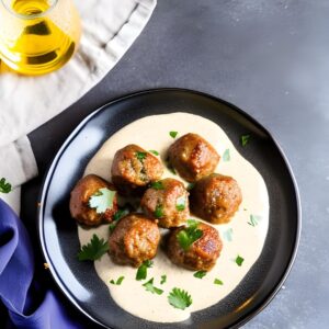 Ein dunkler Teller mit Köttbullar.