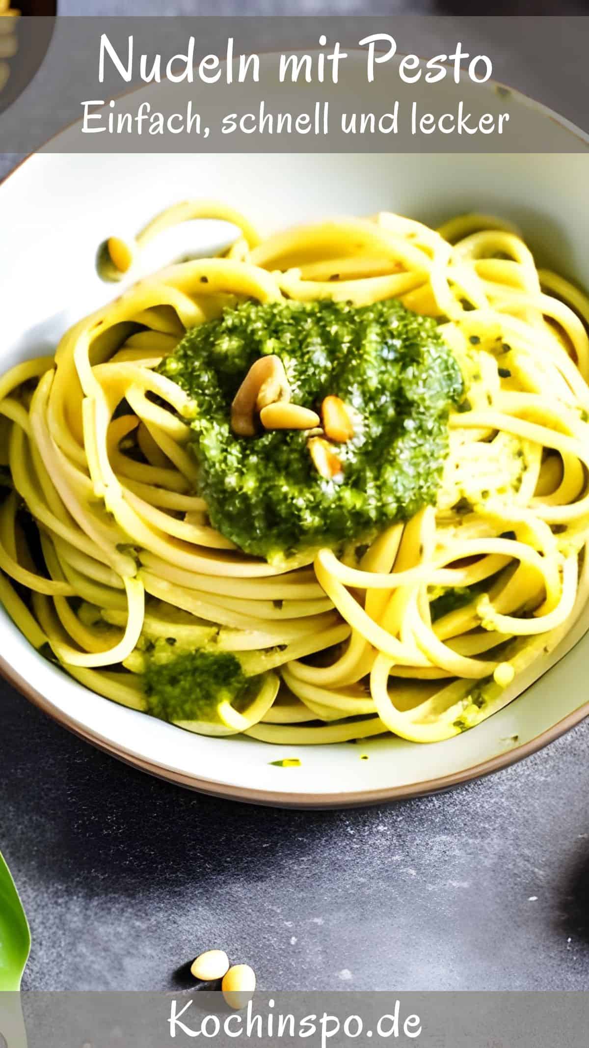 Ein Teller mit Spaghetti mit Pesto und Pinienkernen.