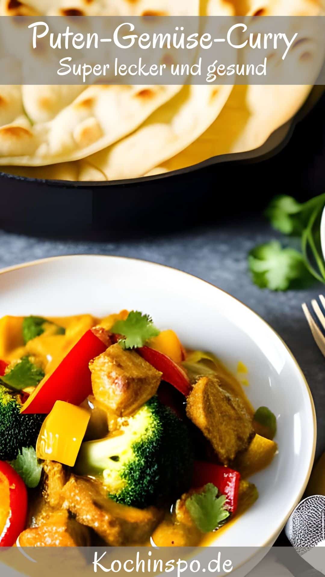 Eine weisse Schale mit Puten-Gemüse-Curry, darüber Naan-Brot.