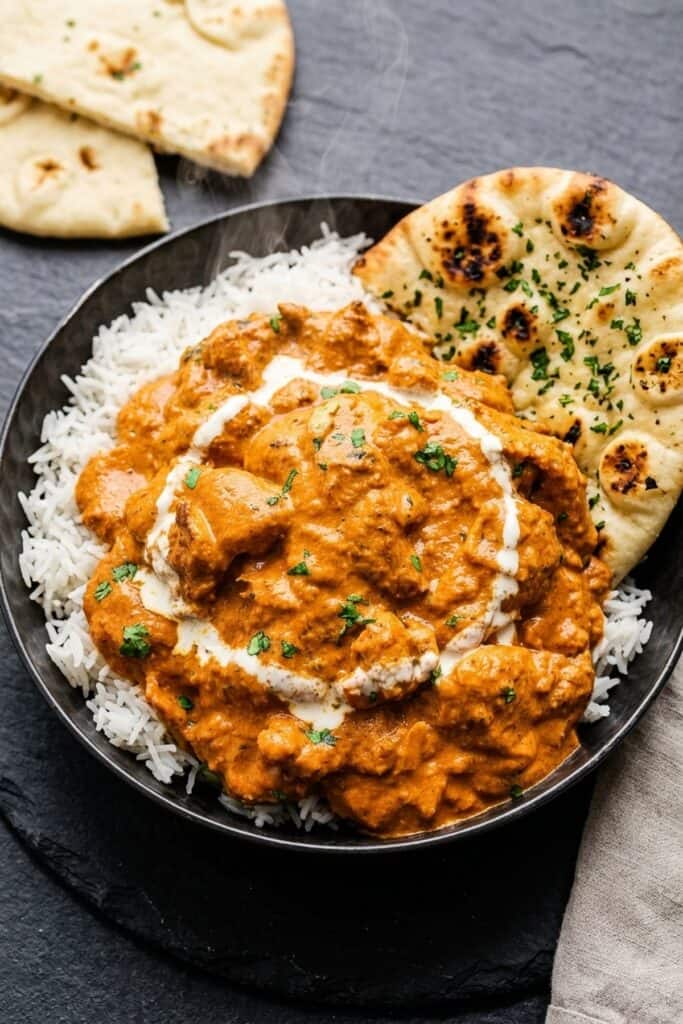 Authentisches indisches Butter Chicken mit Basmatireis und Naan-Brot