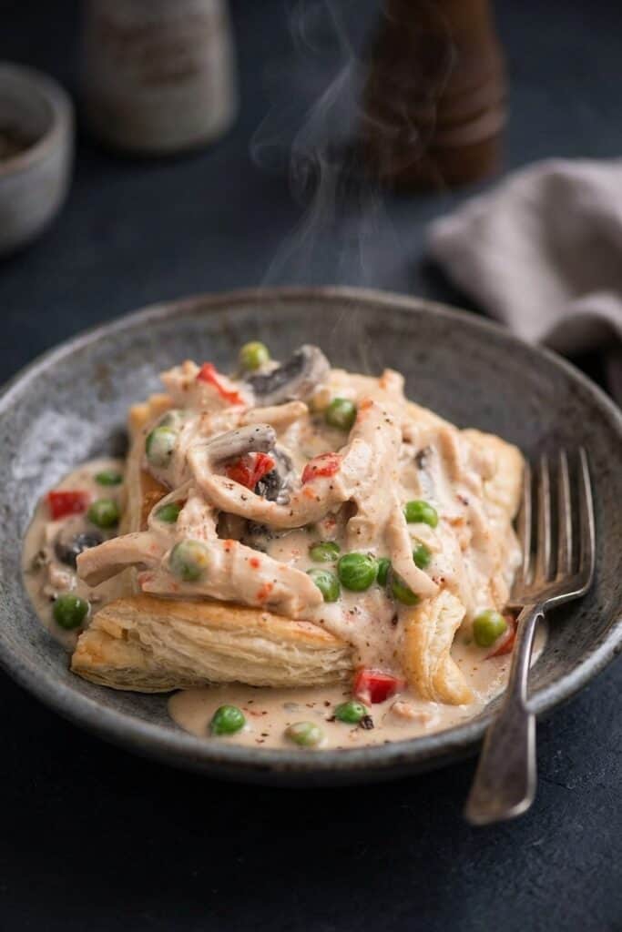 Cremiges Chicken à la King aus dem Slow Cooker im rustikalen Keramikteller
