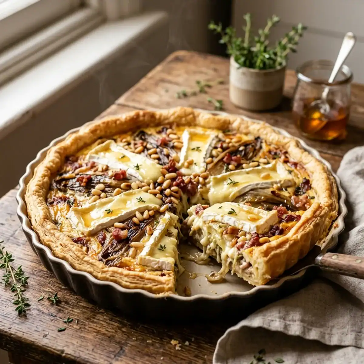 Herzhafte Chicorée-Quiche mit cremigem Brie und knuspriger Pancetta