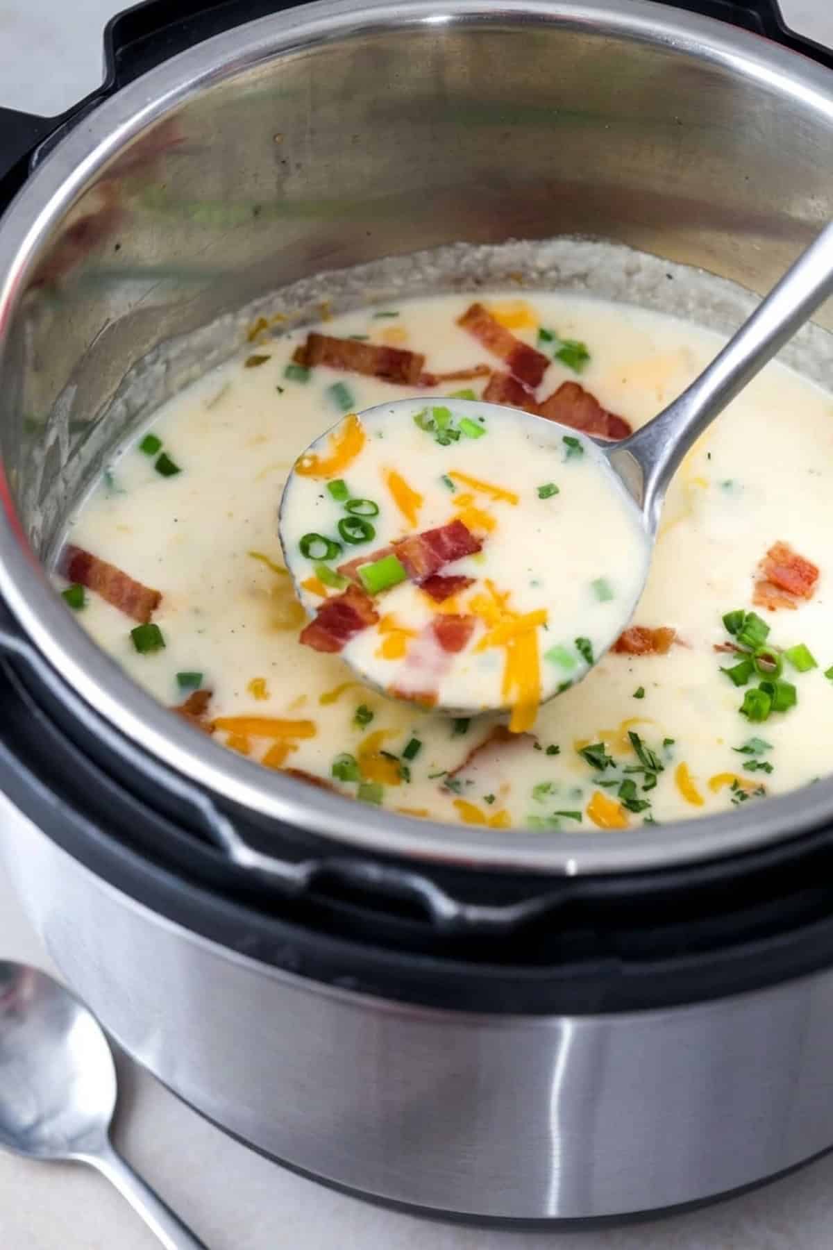 Cremige Kartoffelsuppe aus dem Instant Pot mit Cheddar und Bacon serviert im rustikalen Teller bei sanftem Tageslicht