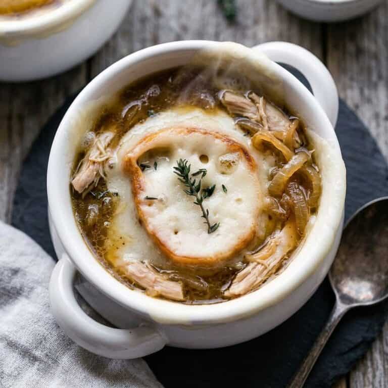 Frisch zubereitetes Gericht: Französische Zwiebel-Hähnchensuppe