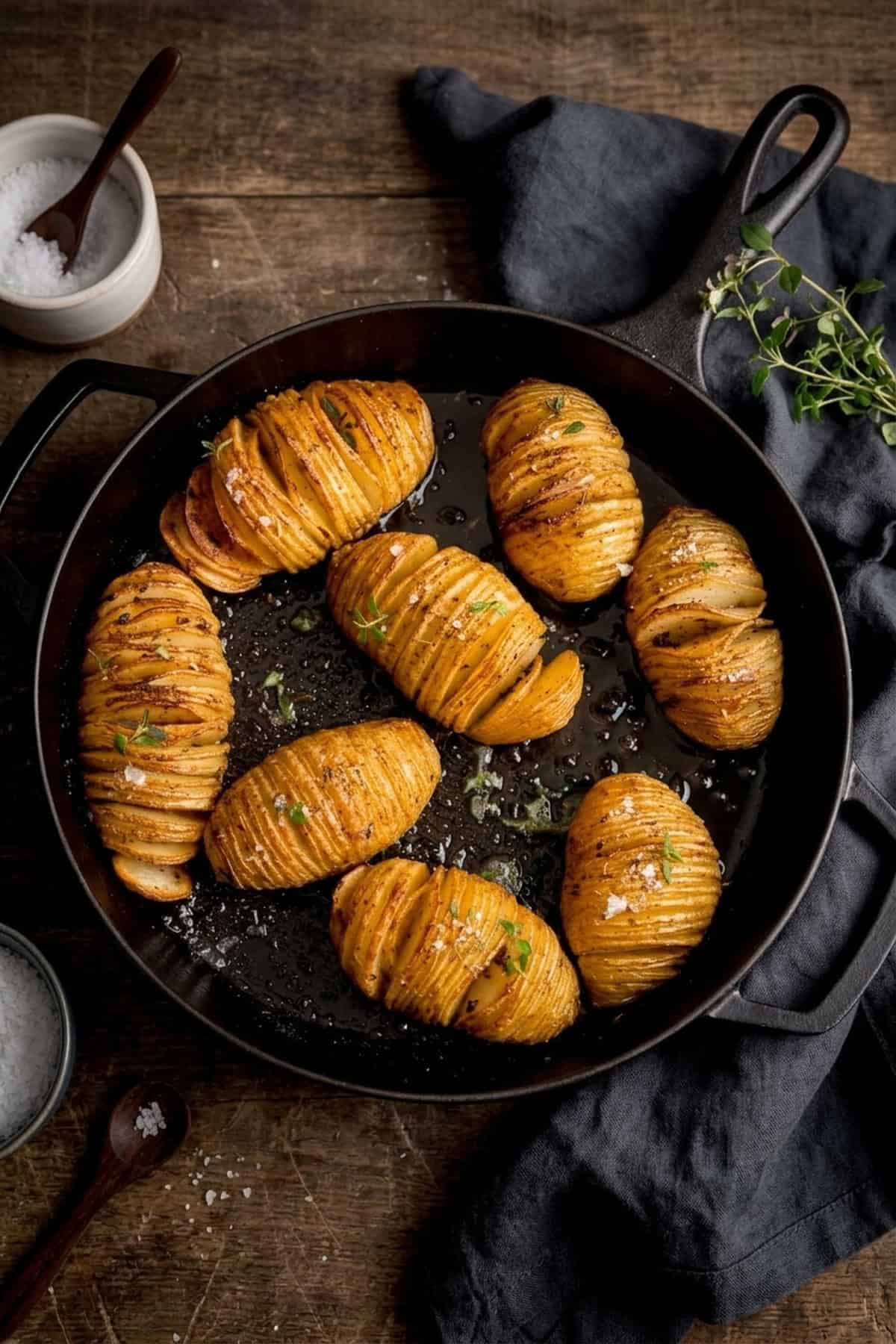 Knusprig geröstete Hasselback Fächerkartoffeln mit Knoblauch-Kräuter-Butter