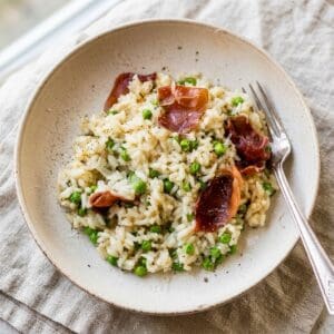 Frisch zubereitetes Gericht: Cremiges Instant-Pot-Risotto mit Prosciutto, Erbsen und Rosmarin