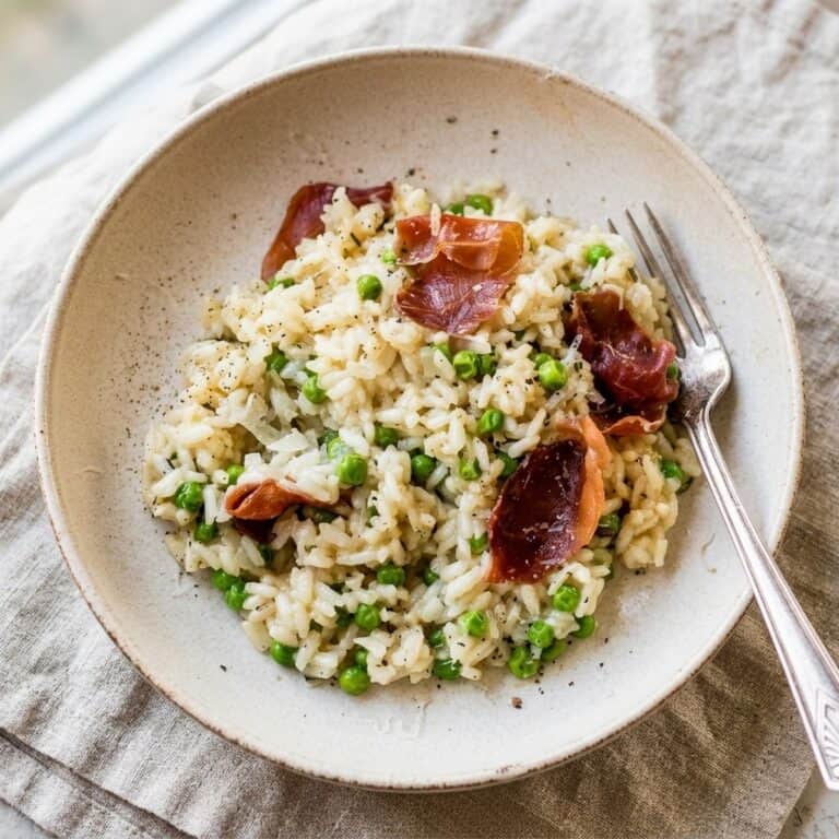 Frisch zubereitetes Gericht: Cremiges Instant-Pot-Risotto mit Prosciutto, Erbsen und Rosmarin