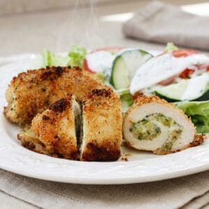 Frisch zubereitetes Gericht: Hähnchen-Involtini mit Zucchini und Mozzarella