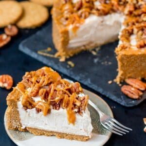 Frisch zubereitetes Gericht: No-Bake-Cheesecake mit Wintergewürzen, Pekannüssen und Salzkaramell