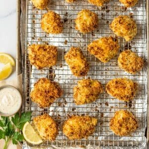 Frisch zubereitetes Gericht: Knusprige Parmesan-Hähnchen-Nuggets aus dem Ofen