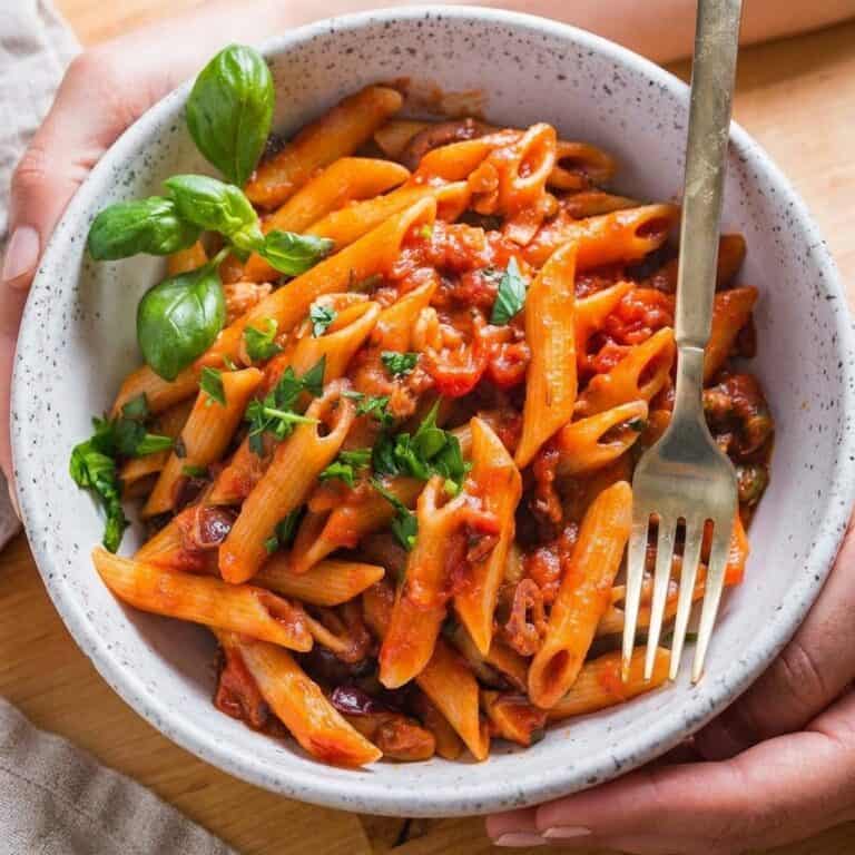 Frisch zubereitetes Gericht: Klassische Penne alla Puttanesca