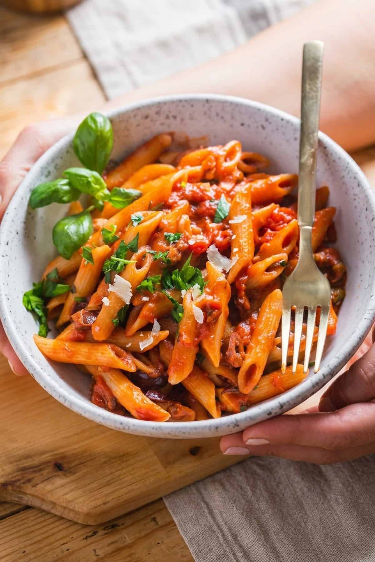 Klassische Penne alla Puttanesca mit Oliven, Kapern und Tomatensauce