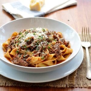 Frisch zubereitetes Gericht: Schnelle Pasta mit zartem Rinderbacken-Ragù
