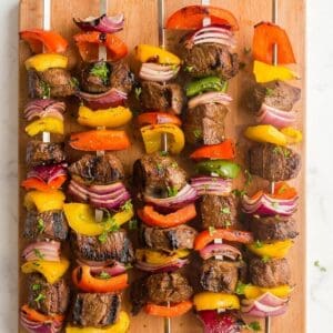Frisch zubereitetes Gericht: Saftige Rinder-Schaschliks vom Grill mit Würzmarinade