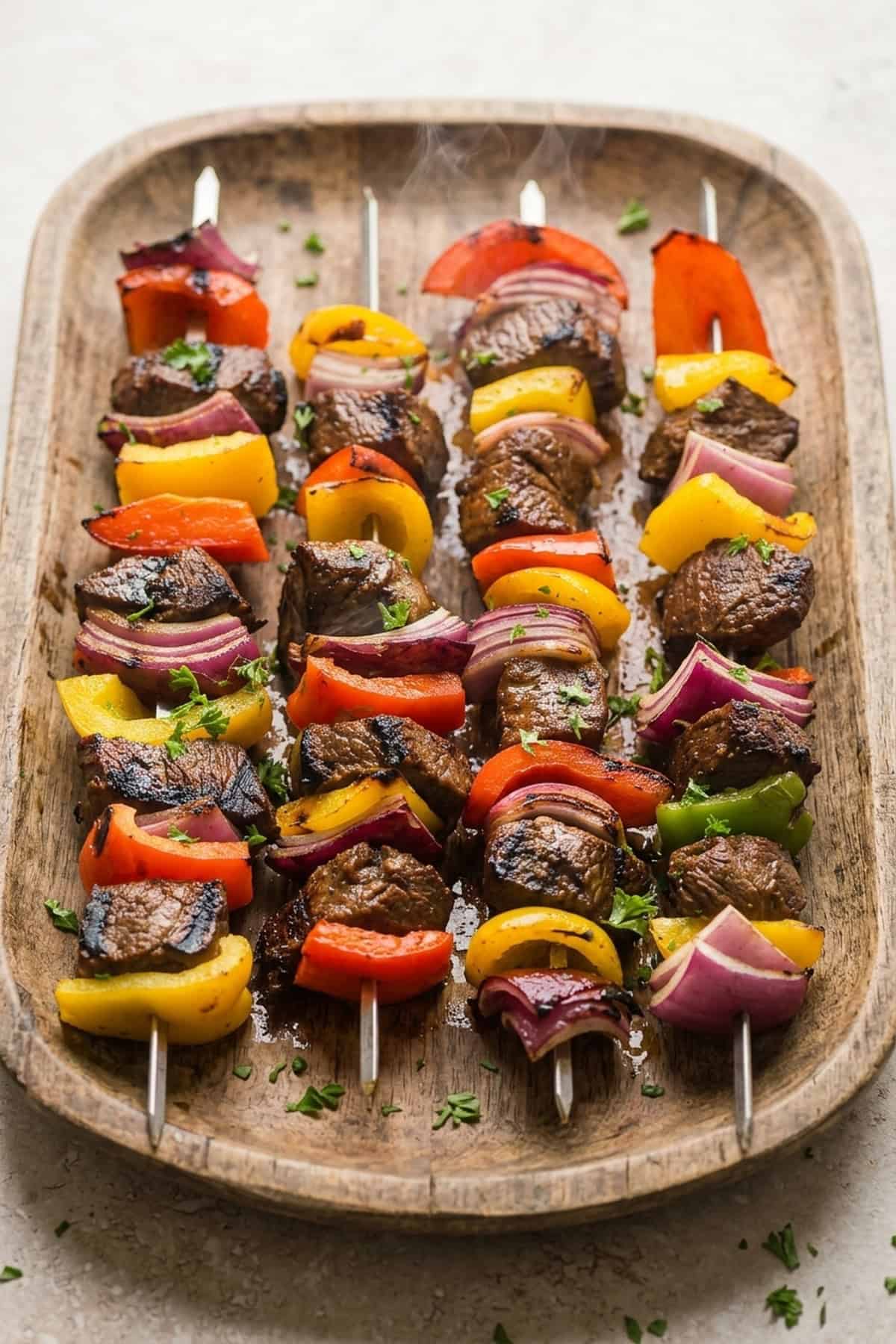 Saftige Rinder-Schaschliks vom Grill mit Würzmarinade serviert im rustikalen Teller bei sanftem Tageslicht