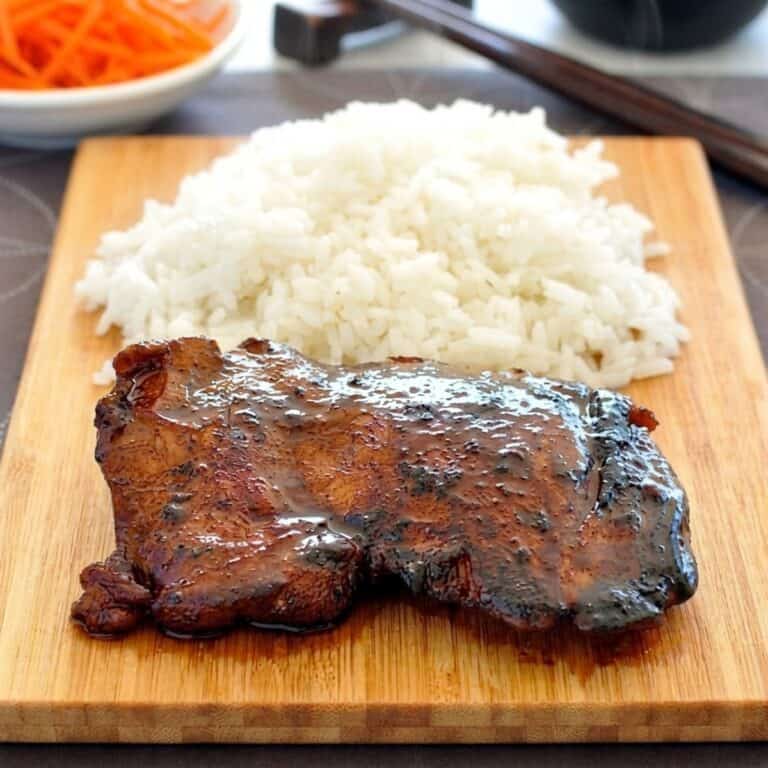 Frisch zubereitetes Gericht: Klassisches Teriyaki-Hähnchen aus der Pfanne