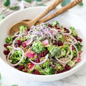 Frisch zubereitetes Gericht: Veganer Brokkolisalat mit cremigem Hanf-Dressing