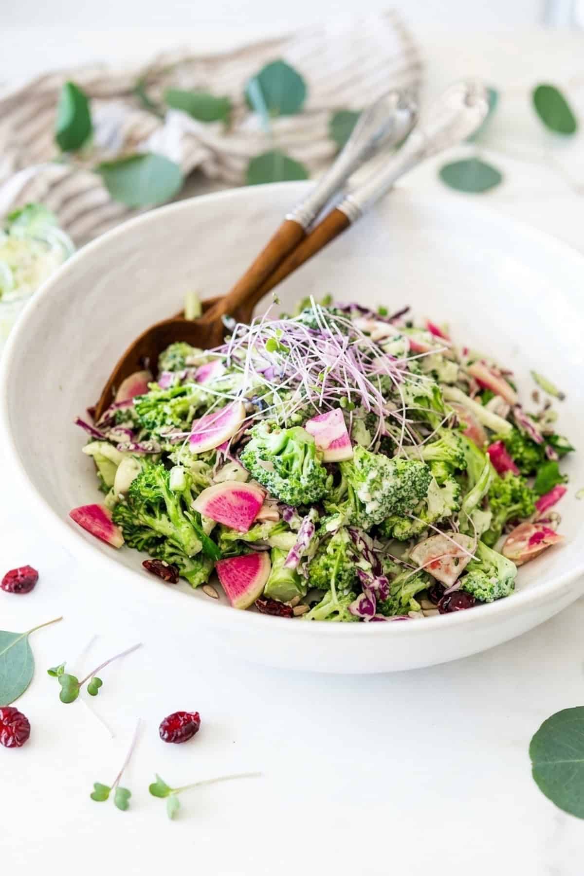 Knackig-frischer veganer Brokkolisalat mit cremigem Hanf-Dressing